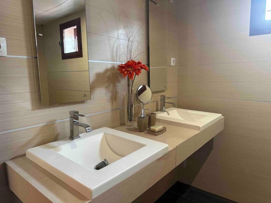 Modern 5-Bedroom Villa With Pool Montequinto Eksteriør bilde